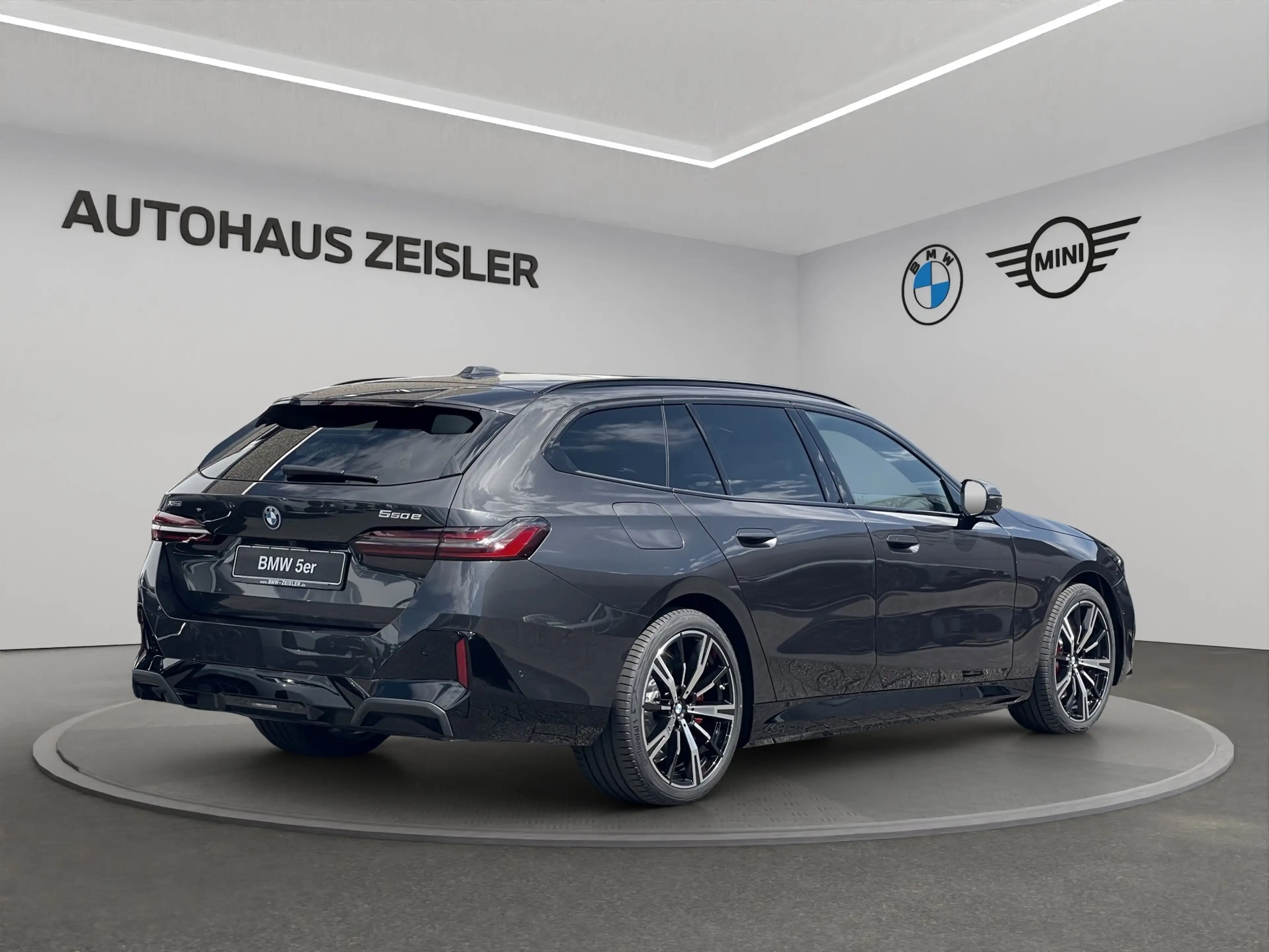 BMW 550 e xDrive Tour. M Sport Pro 20"LM AHK Glasdach Sitz — photo 2
