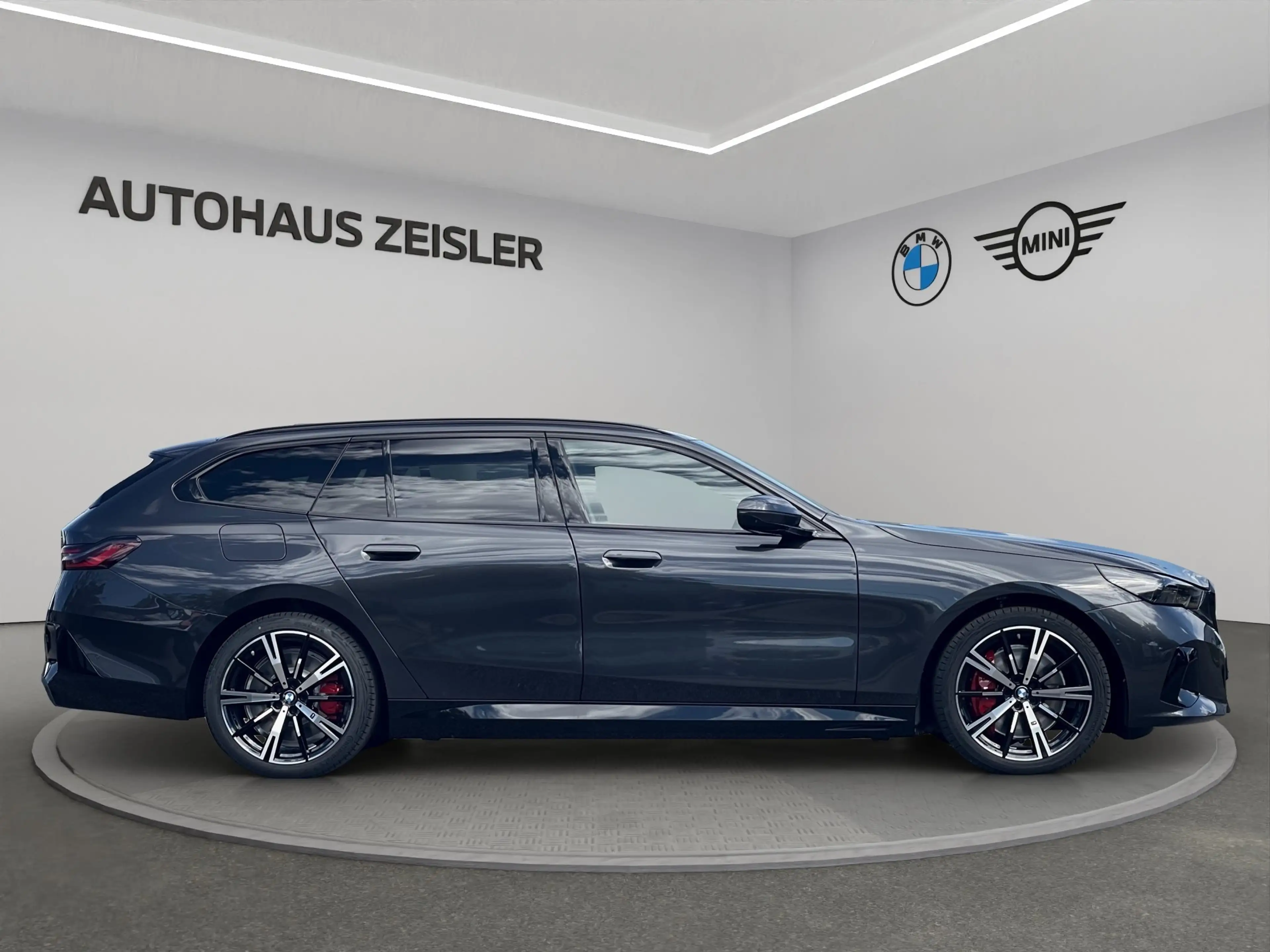 BMW 550 e xDrive Tour. M Sport Pro 20"LM AHK Glasdach Sitz — photo 3