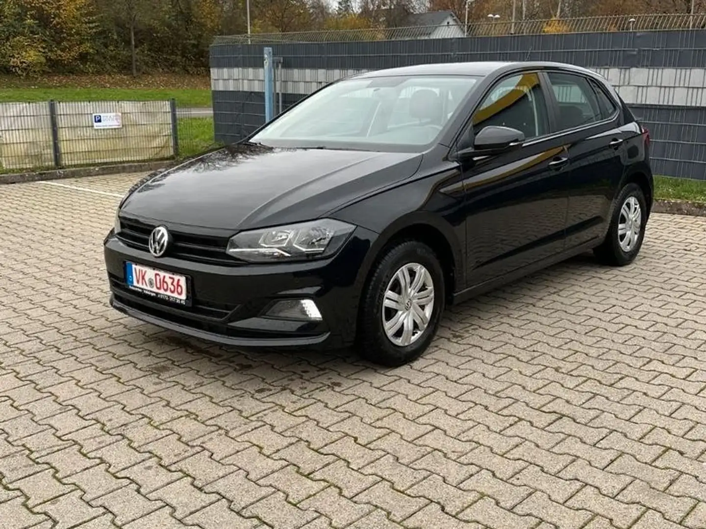Volkswagen Polo VI Trendline*SHZ*LED*PDC*60TKM*TOP Zwart - 1