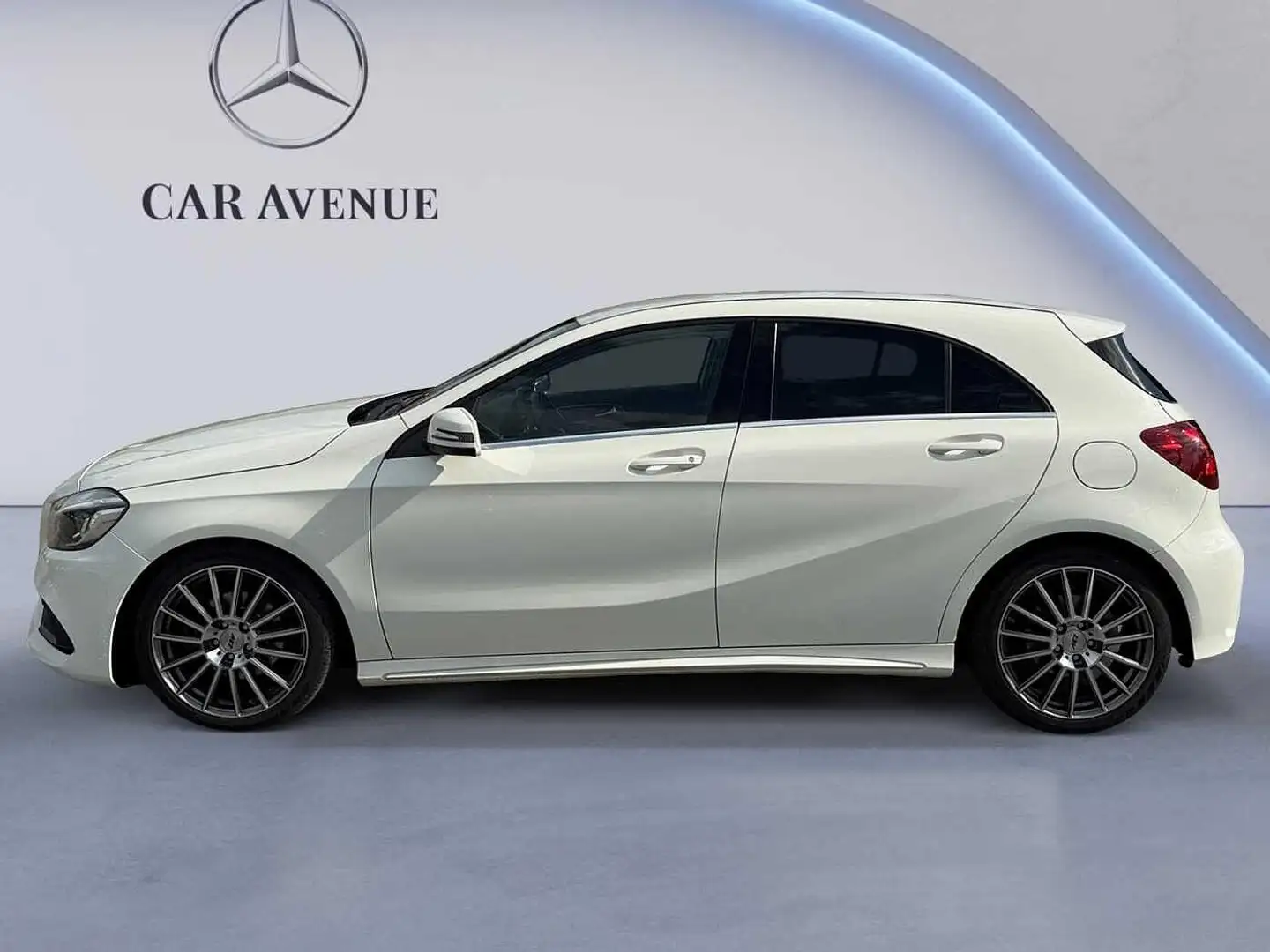 Mercedes-Benz A 160 Classe AMG Line Blanc - 2