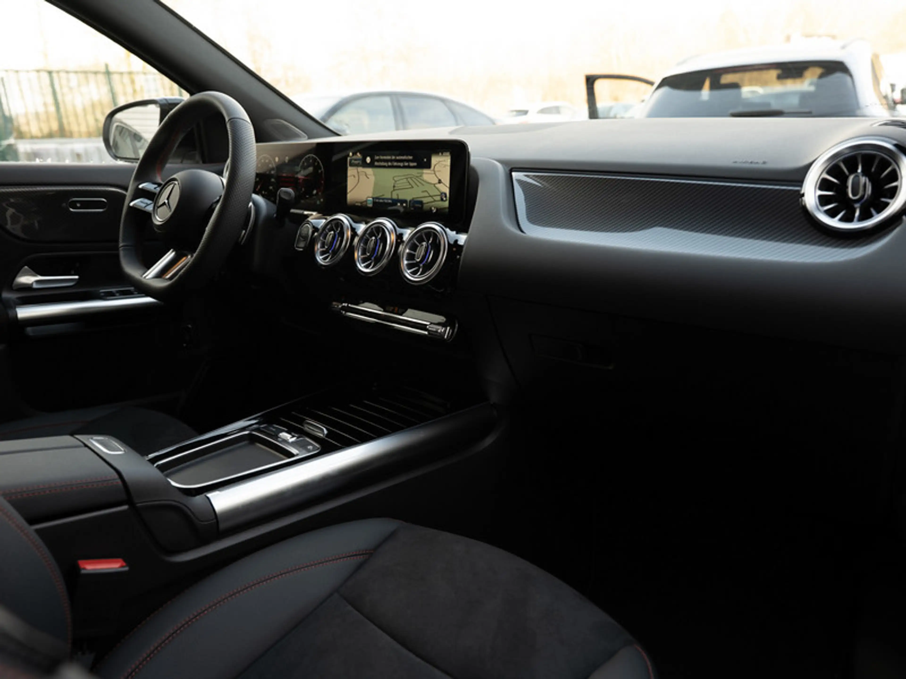 Mercedes-Benz GLA 200 AMG-Sport/MLB/Pano/Night/AHK/Distr/Sound — photo 3