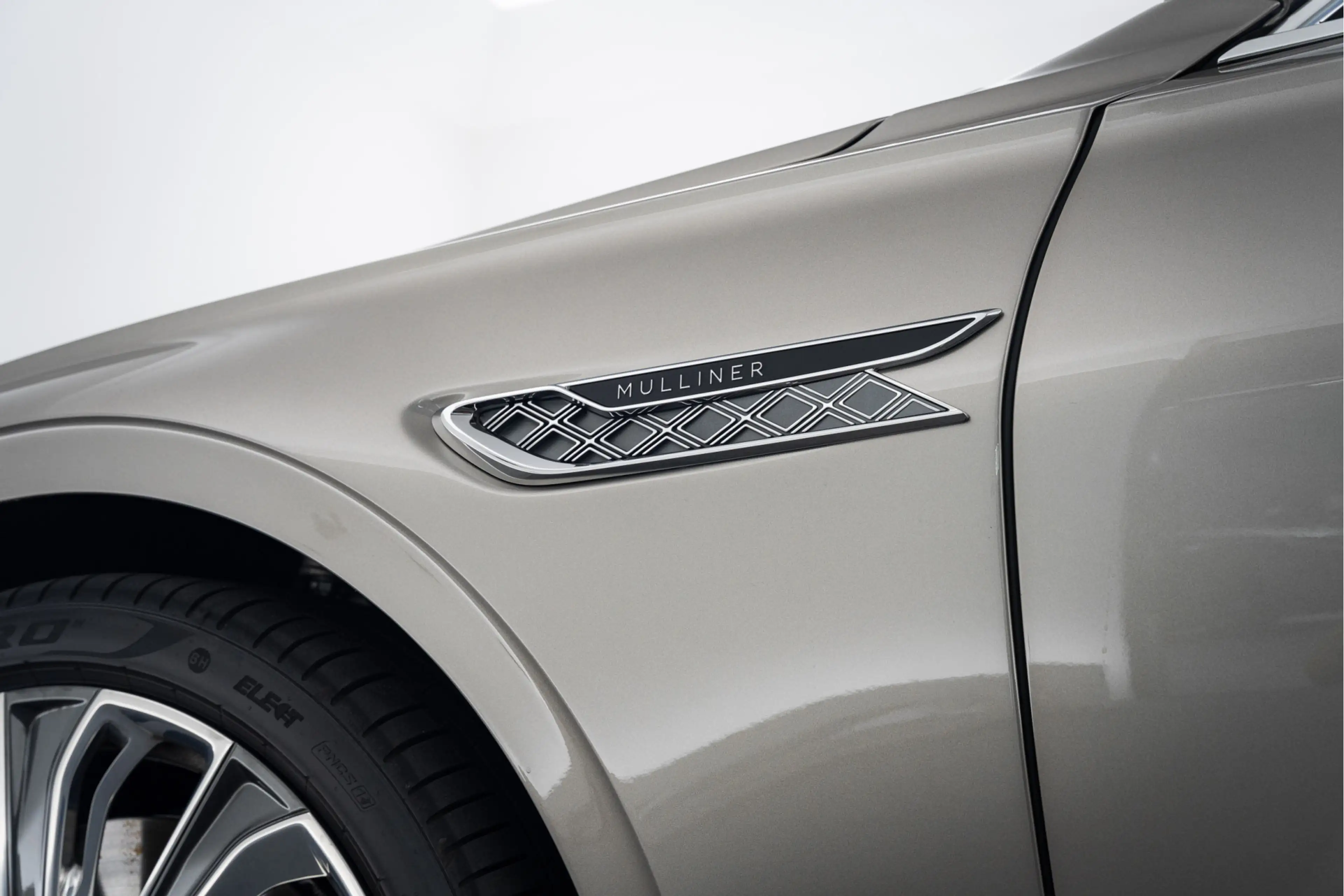 Bentley Flying Spur Mulliner V8 Hybrid MY2026 — photo 10