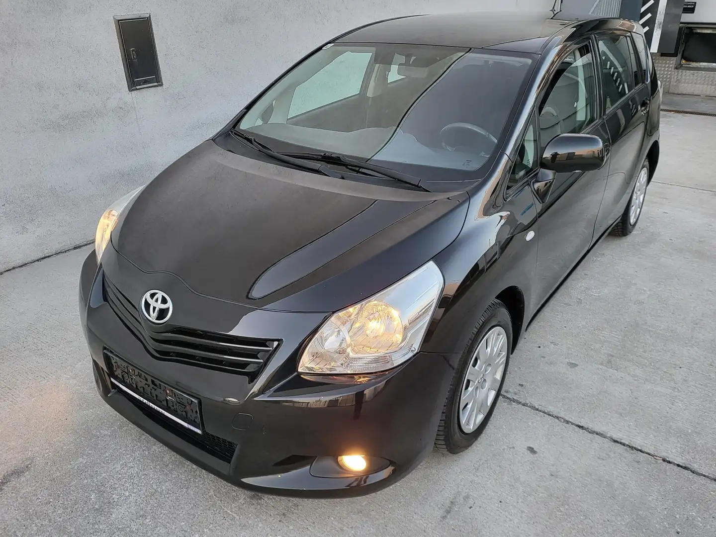 Toyota Verso 2,0 D-4D 125 Comfort DPF Schwarz - 1