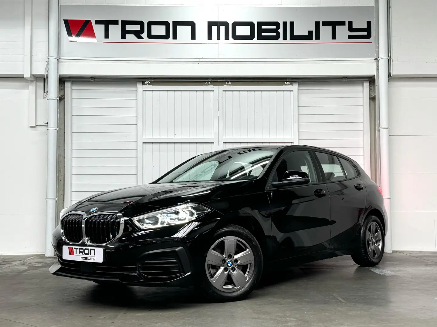 BMW 116 dA LED*NAVI*DAB*CARPLAY*CC*PDC Zwart - 1