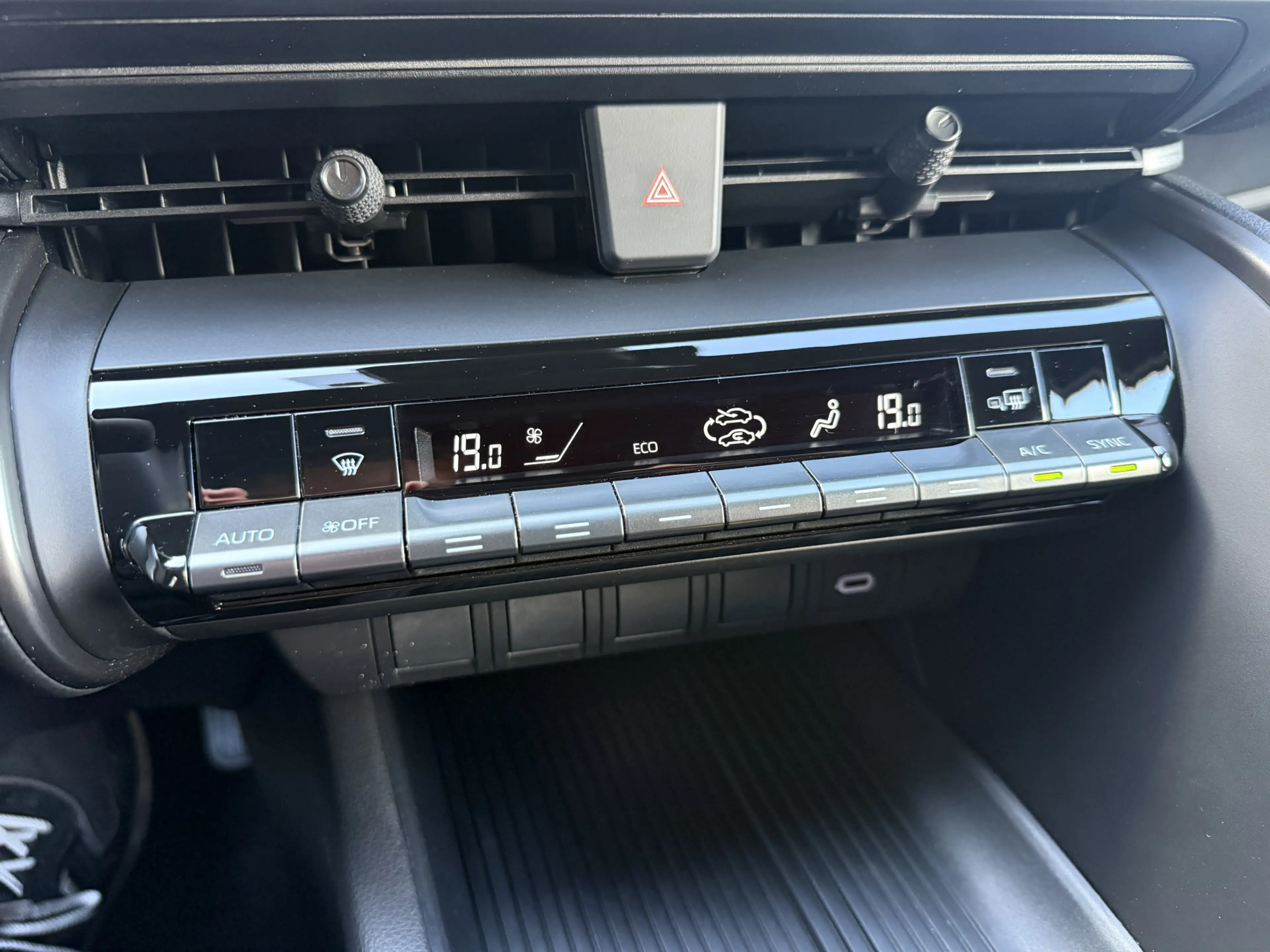 Toyota C-HR 1.8 Hybrid 140 Dynamic Apple/Camera — photo 13