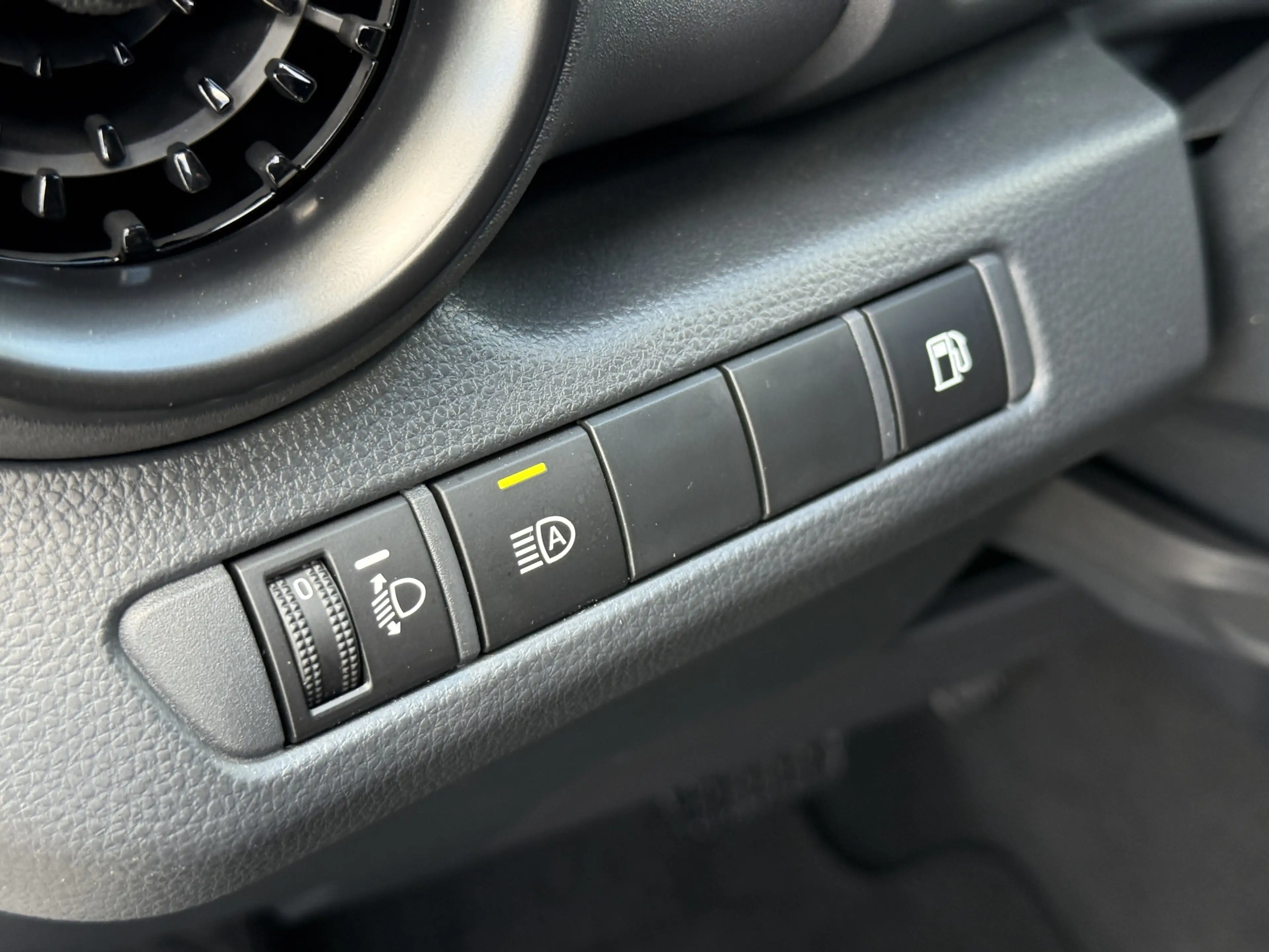 Toyota C-HR 1.8 Hybrid 140 Dynamic Apple/Camera — photo 29