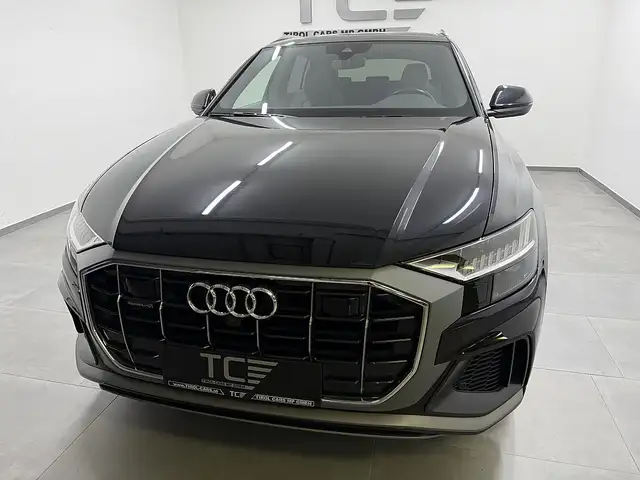Audi Q8 view 3