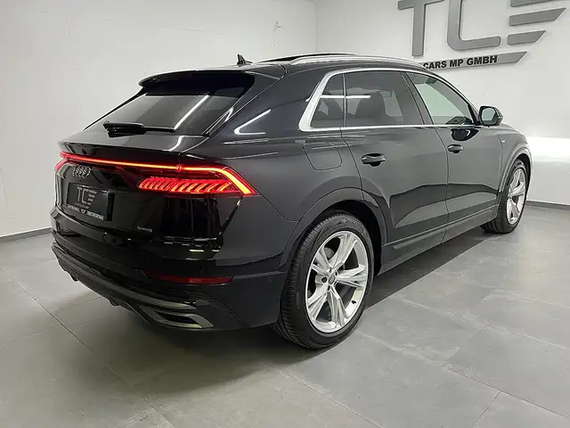 Audi Q8 view 8