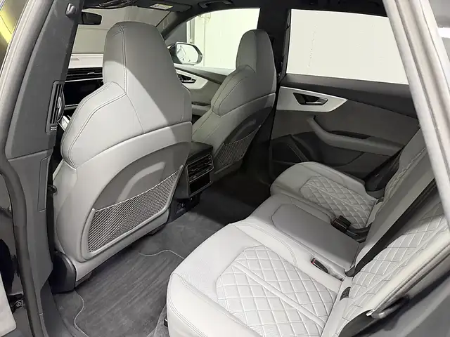 Audi Q8 view 9