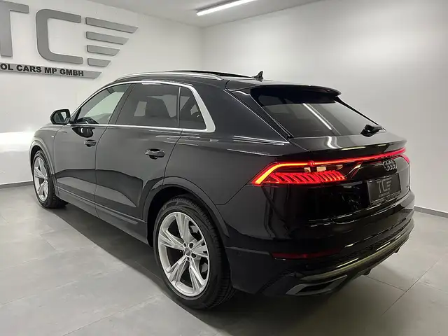 Audi Q8 view 6