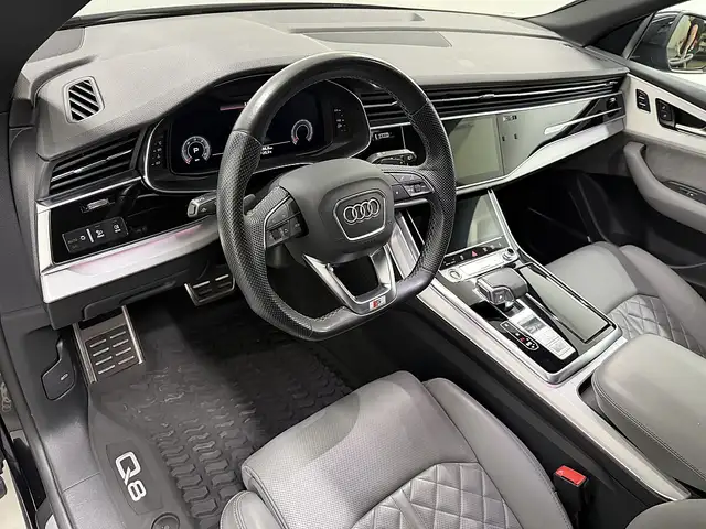 Audi Q8 view 9