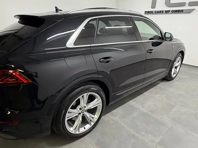 Audi Q8 view 7