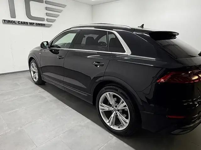 Audi Q8 view 6