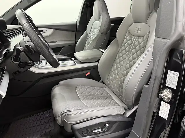 Audi Q8 view 11