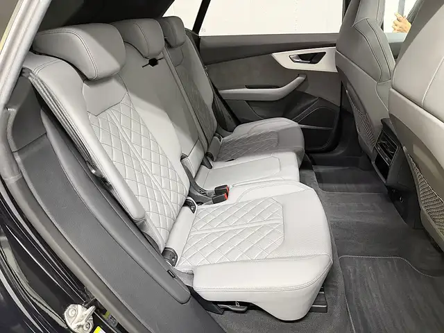Audi Q8 view 15