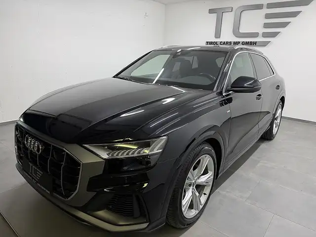 Audi Q8 view 5