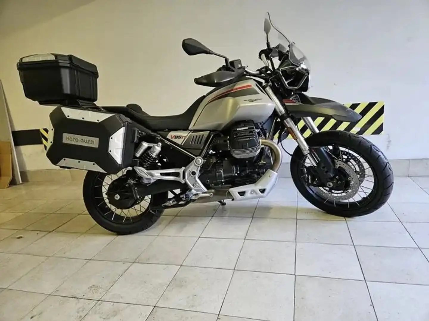 Moto Guzzi V 85 TT Travel Stříbrná - 1