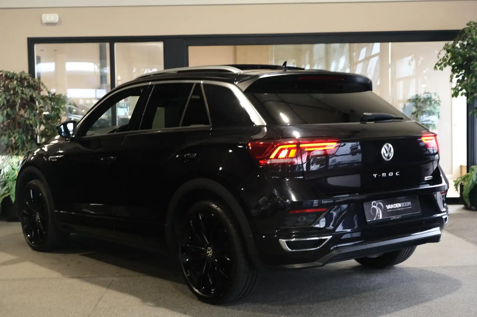 Volkswagen T-Roc 2.0 TSI 4Motion 190PK 2x R-line Virtual Pano Led C Zwart - 2