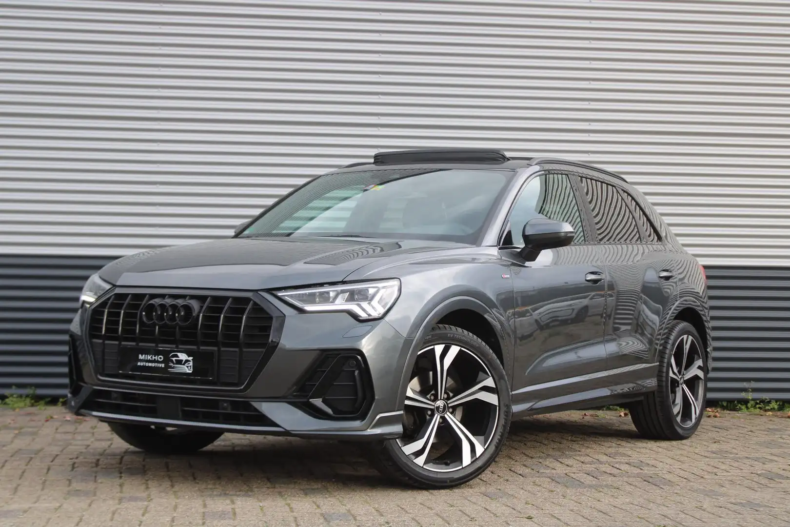Audi Q3 35 TFSI 3x S-Line | Panoramadak | SONOS | Blackopt Grijs - 1