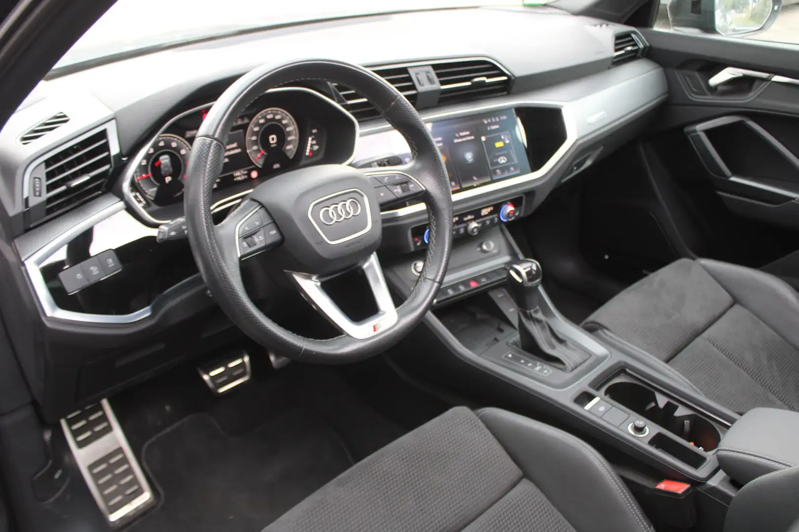 Audi Q3 35 TFSI 3x S-Line | Panoramadak | SONOS | Blackopt Grijs - 2