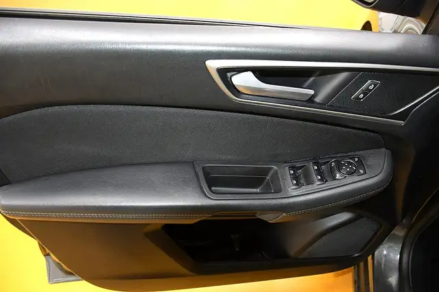 Ford Galaxy view 13