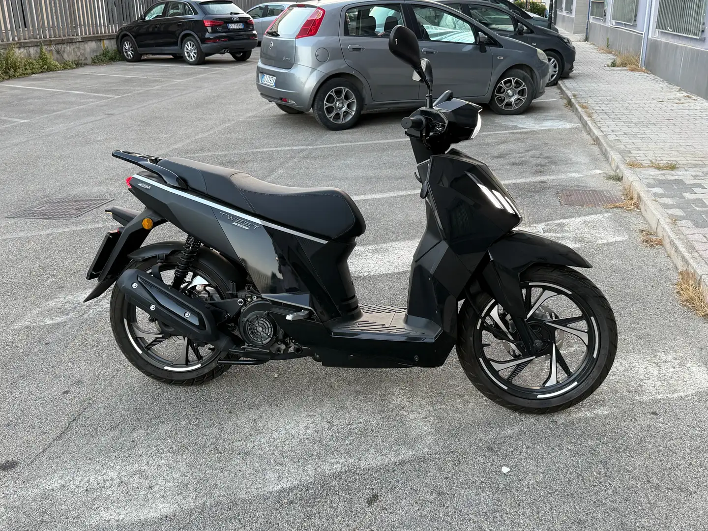 Peugeot Tweet Peugeot tweet 125 Active e5 crna - 1