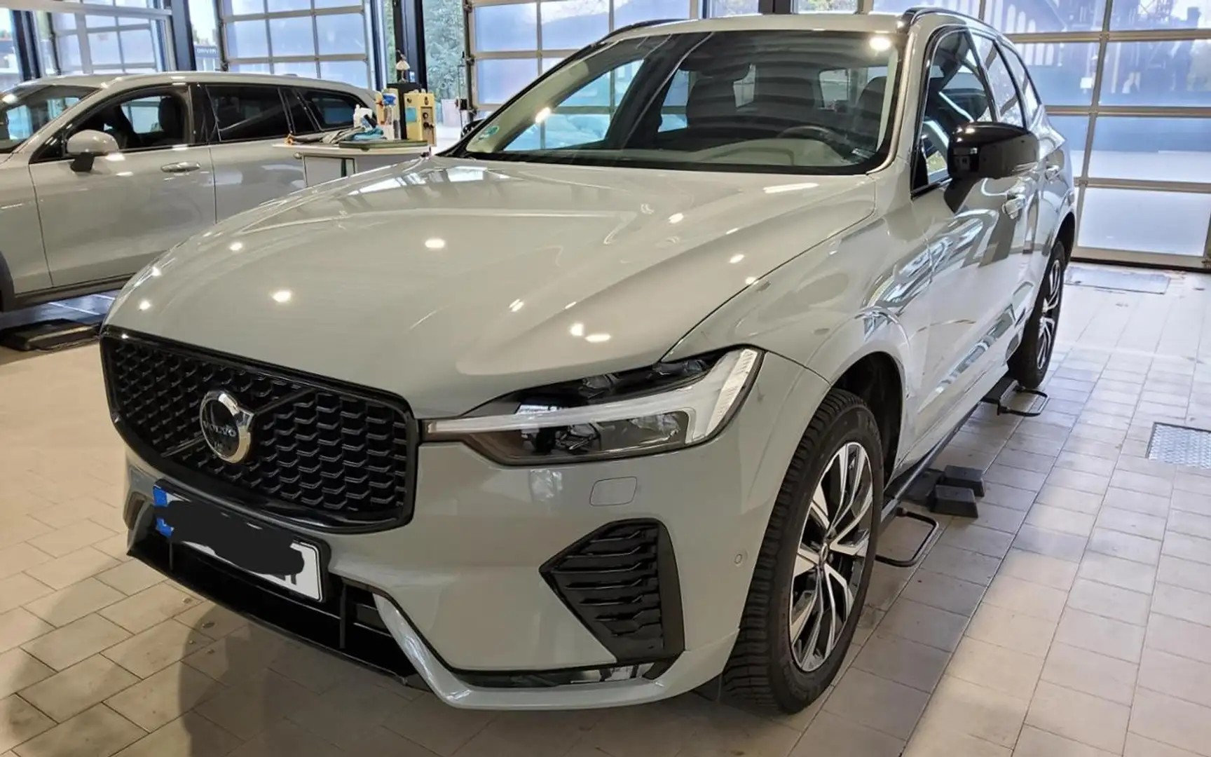 Volvo XC60 B5 AWD Plus Dark+PANO+WINTERPAK+RFK+MEMORY+ Gris - 2