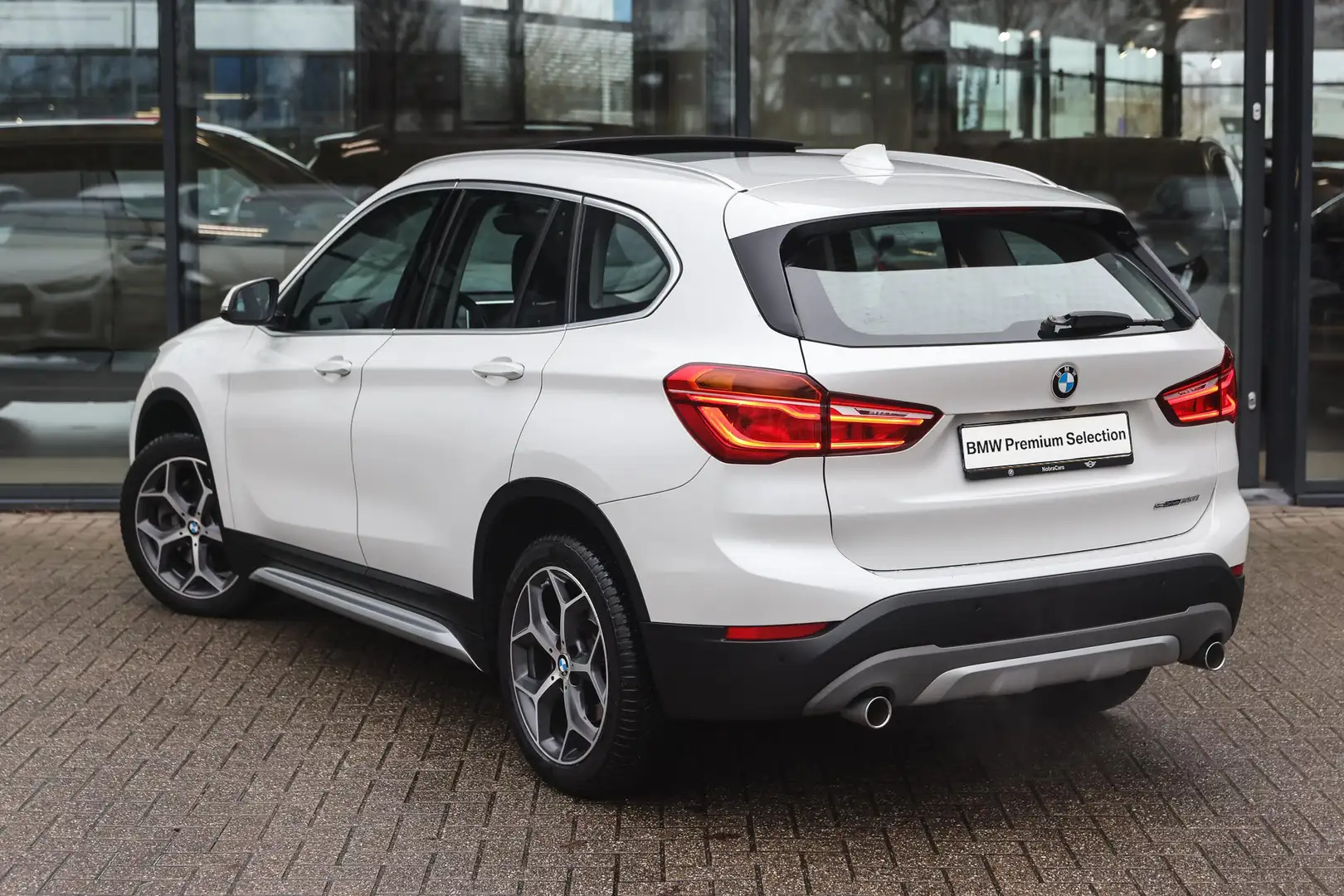 BMW X1 sDrive20i High Executive xLine Automaat / Panorama Blanc - 2
