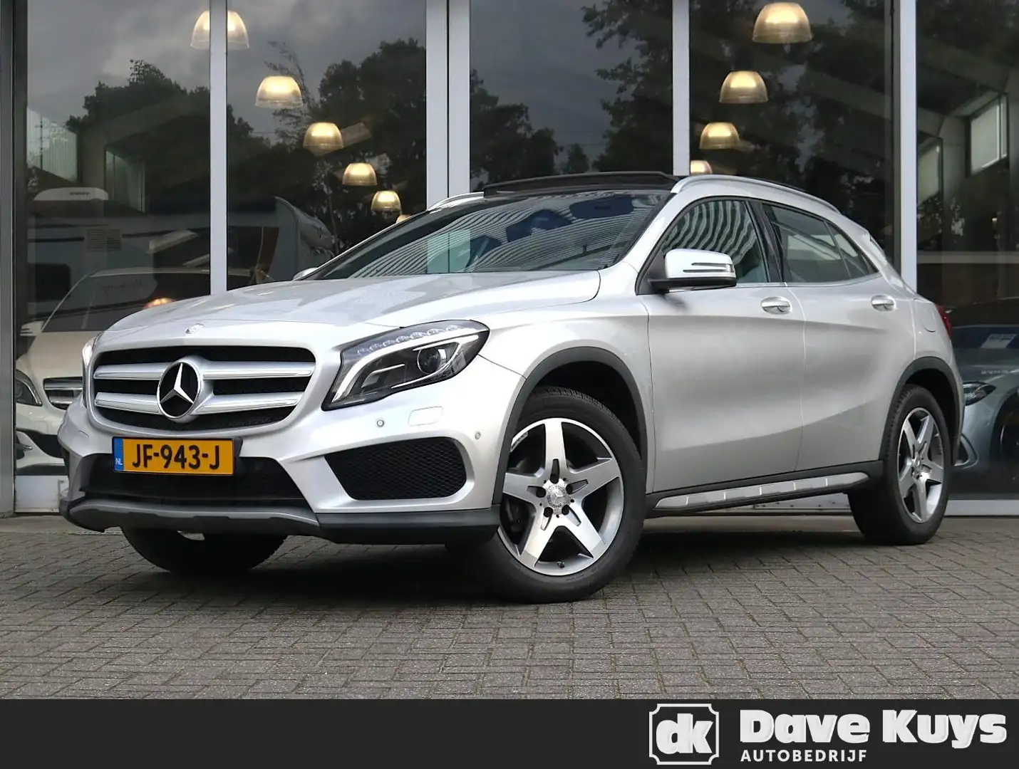 Mercedes-Benz GLA 180 AMG Line | Panoramadak Grijs - 1