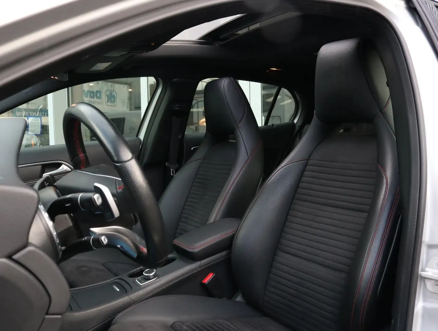 Mercedes-Benz GLA 180 AMG Line | Panoramadak Grijs - 2