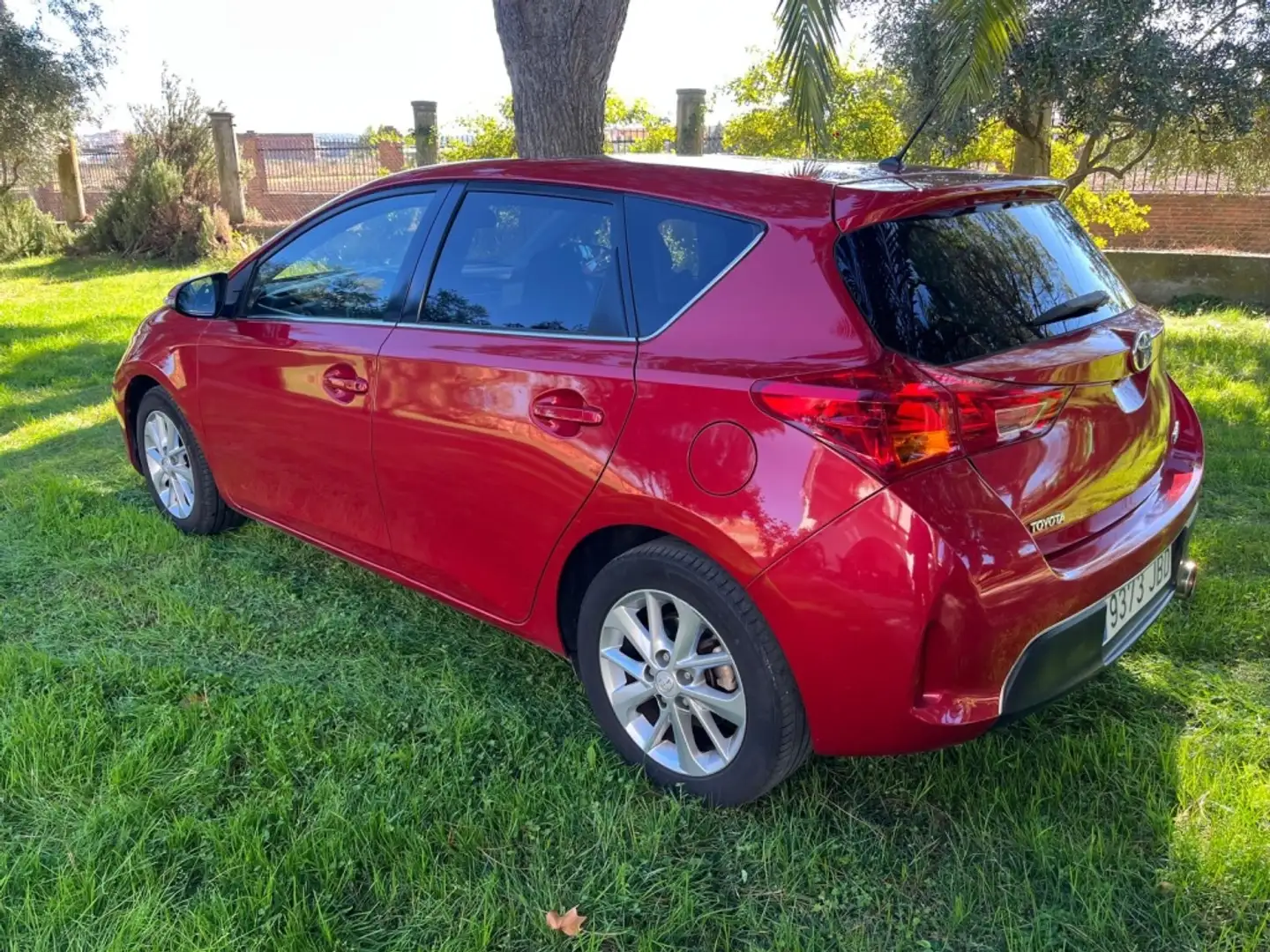 Toyota Auris Pequeño Automático de 5 Puertas Rosso - 2