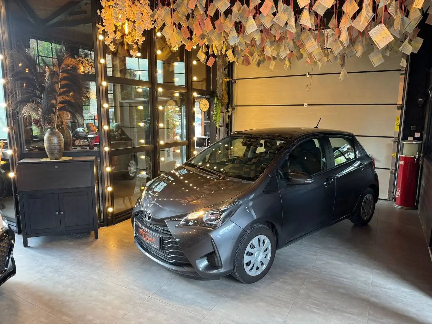 Toyota Yaris 1.0i VVT-i **6000 KM / AIRCO / ECRAN / GARANTIE** Gris - 2