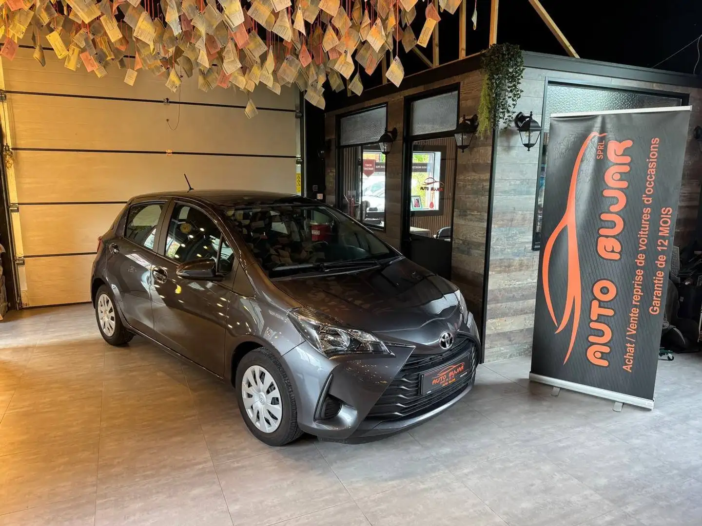 Toyota Yaris 1.0i VVT-i **6000 KM / AIRCO / ECRAN / GARANTIE** Gris - 1
