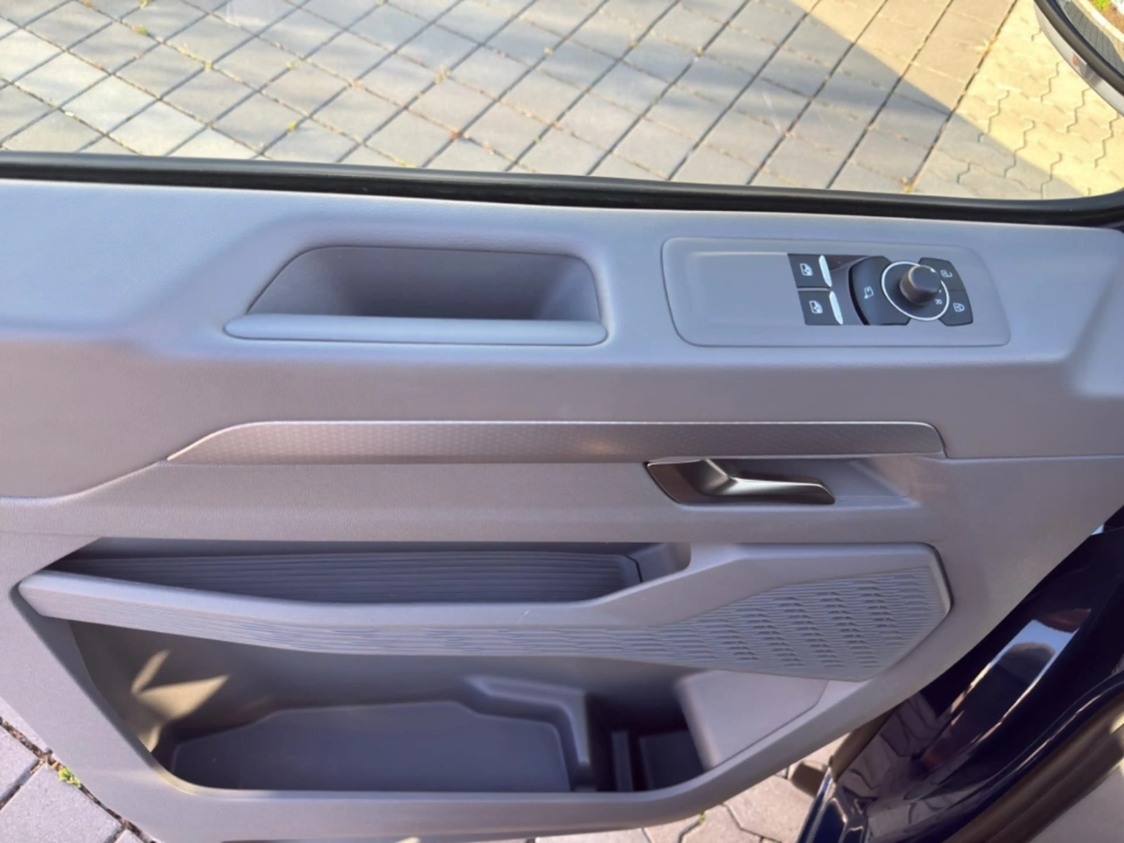 Volkswagen T7 Caravelle 2.0 TDI Style KR Alu Matrix-LED AHK Kamera Navi AC — photo 11