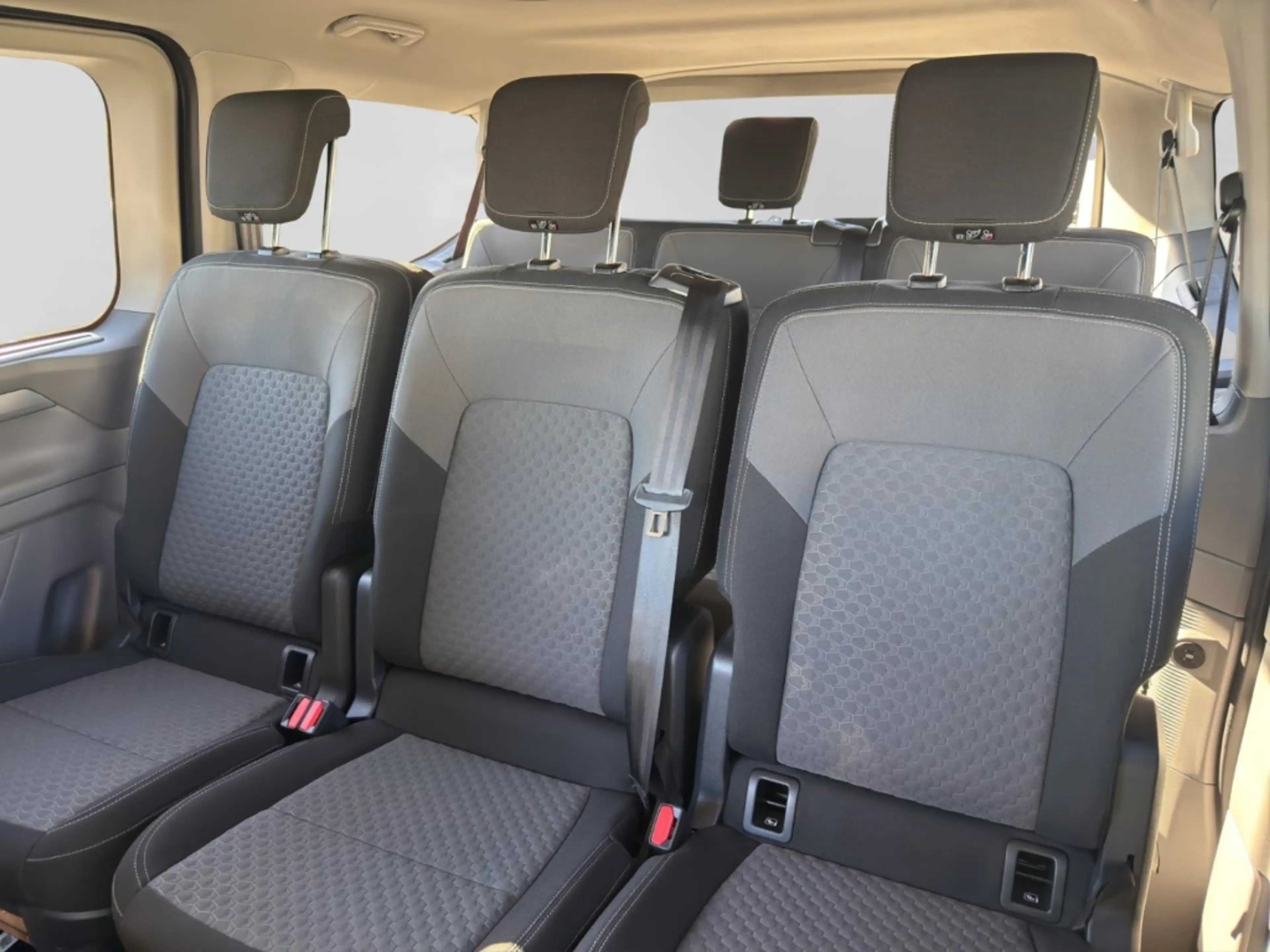Volkswagen T7 Caravelle 2.0 TDI Style KR Alu Matrix-LED AHK Kamera Navi AC — photo 12