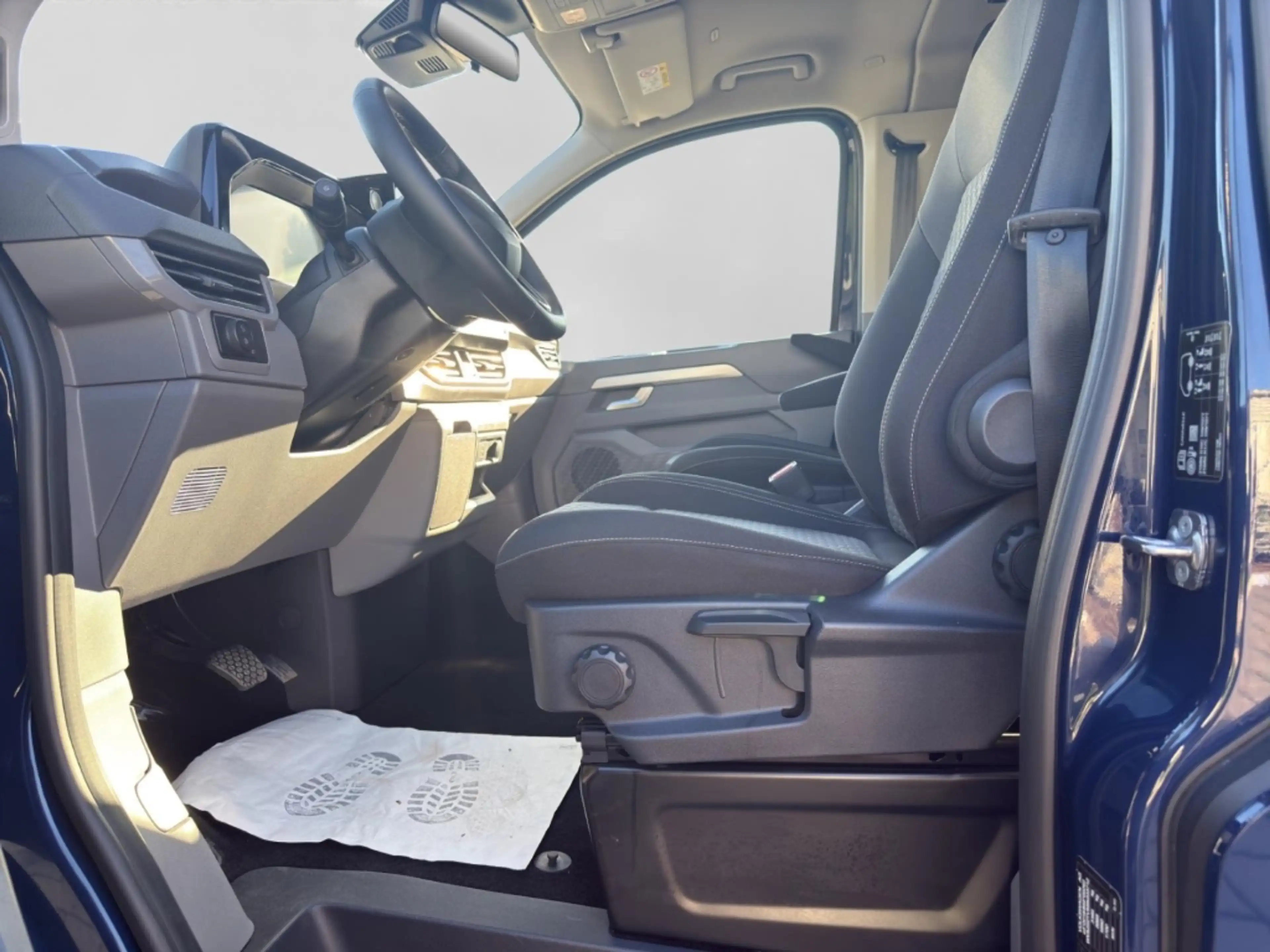 Volkswagen T7 Caravelle 2.0 TDI Style KR Alu Matrix-LED AHK Kamera Navi AC — photo 8