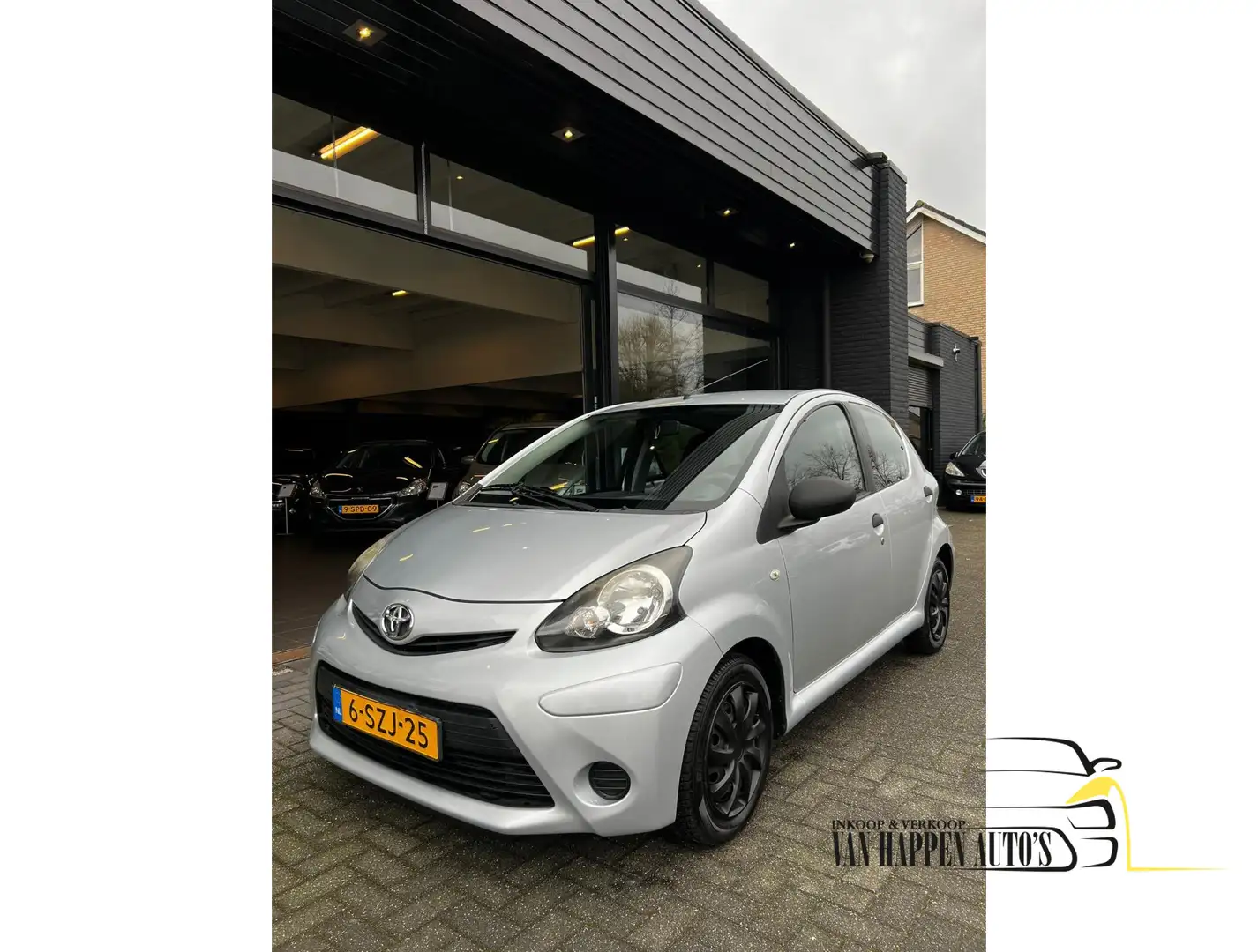 Toyota Aygo 1.0 VVT-i Now / apk 1-2027 Grau - 1