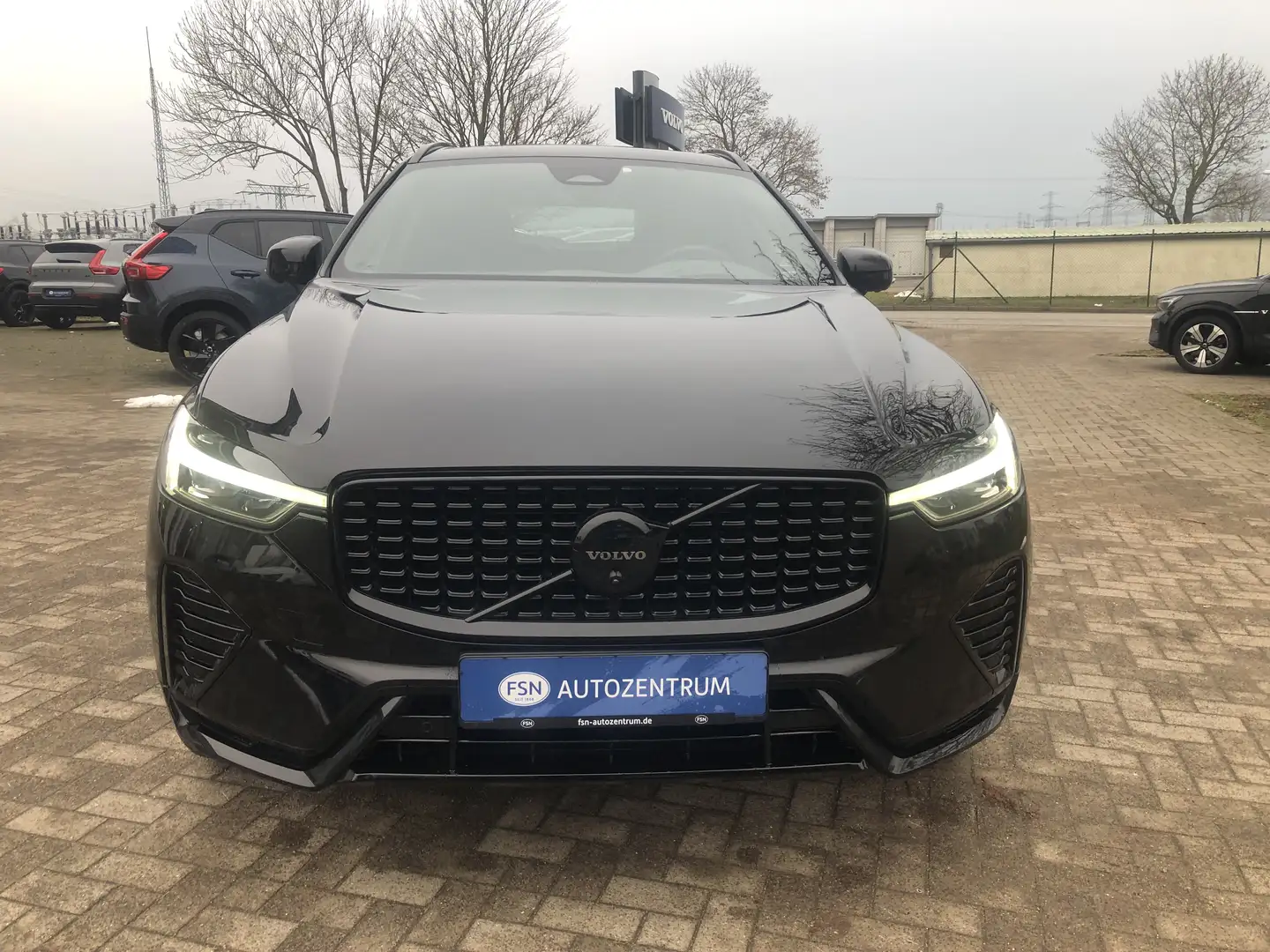 Volvo XC60 Black Edition Plus B5 AWD Schwarz - 2