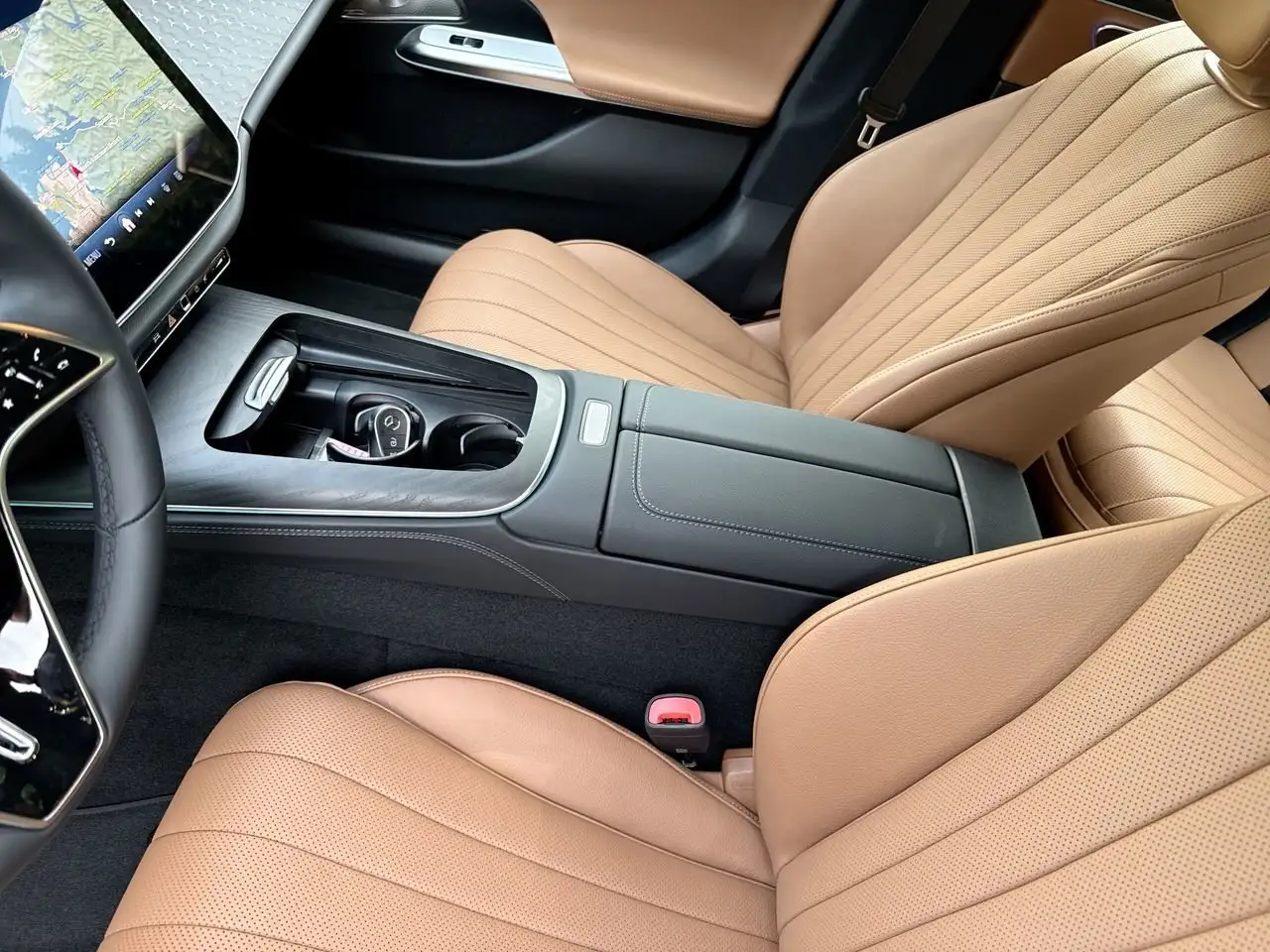 Mercedes-Benz E-Class снимка Mercedes-Benz E-Class