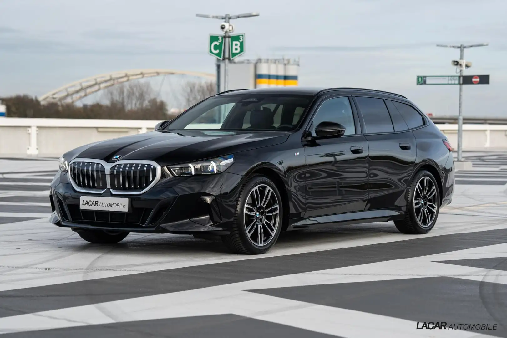 BMW 520 5-serie Touring 520i I M Sport I H&K I Pano I Schwarz - 2