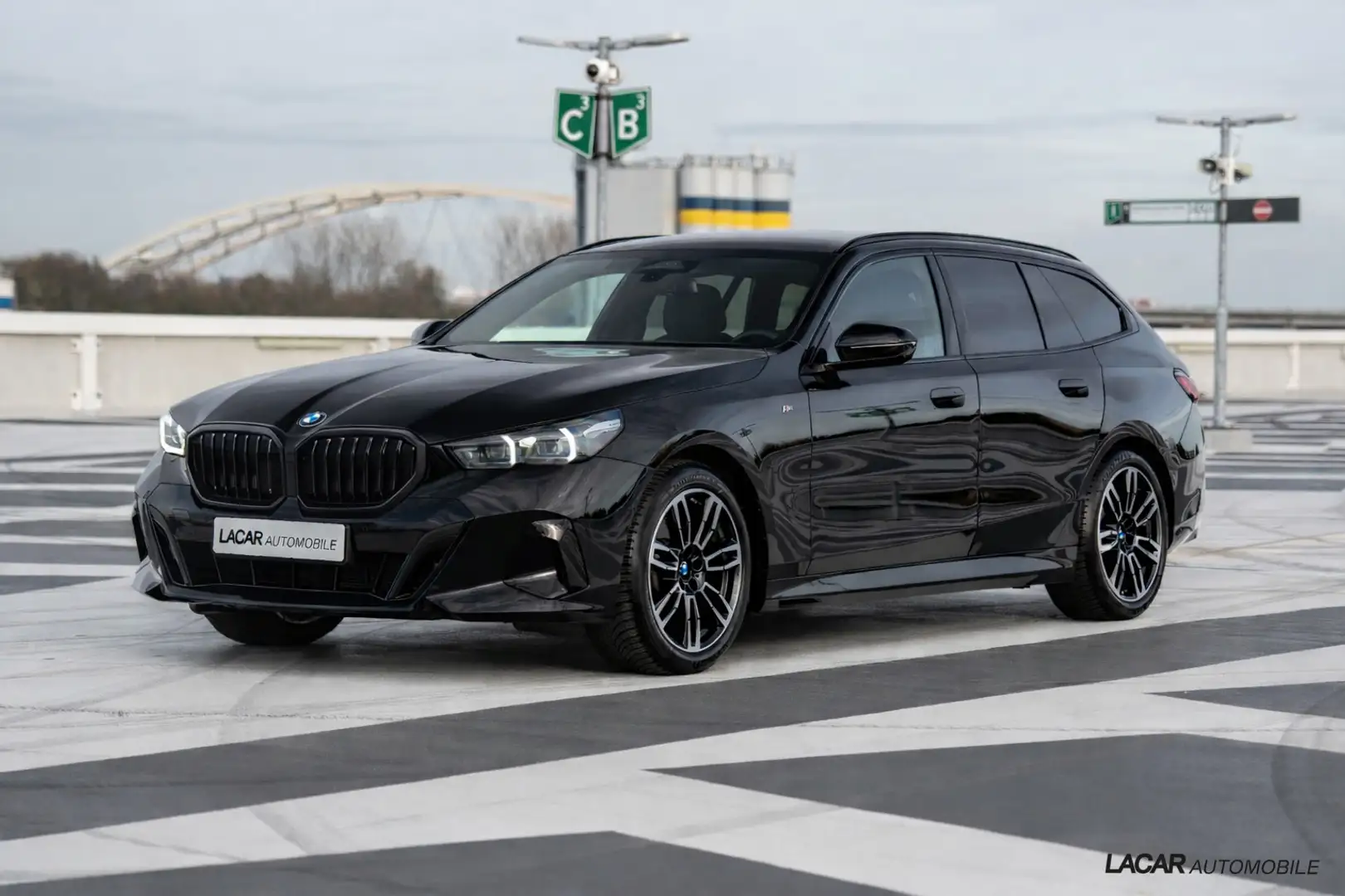 BMW 520 5-serie Touring 520i I M Sport I H&K I Pano I Schwarz - 1