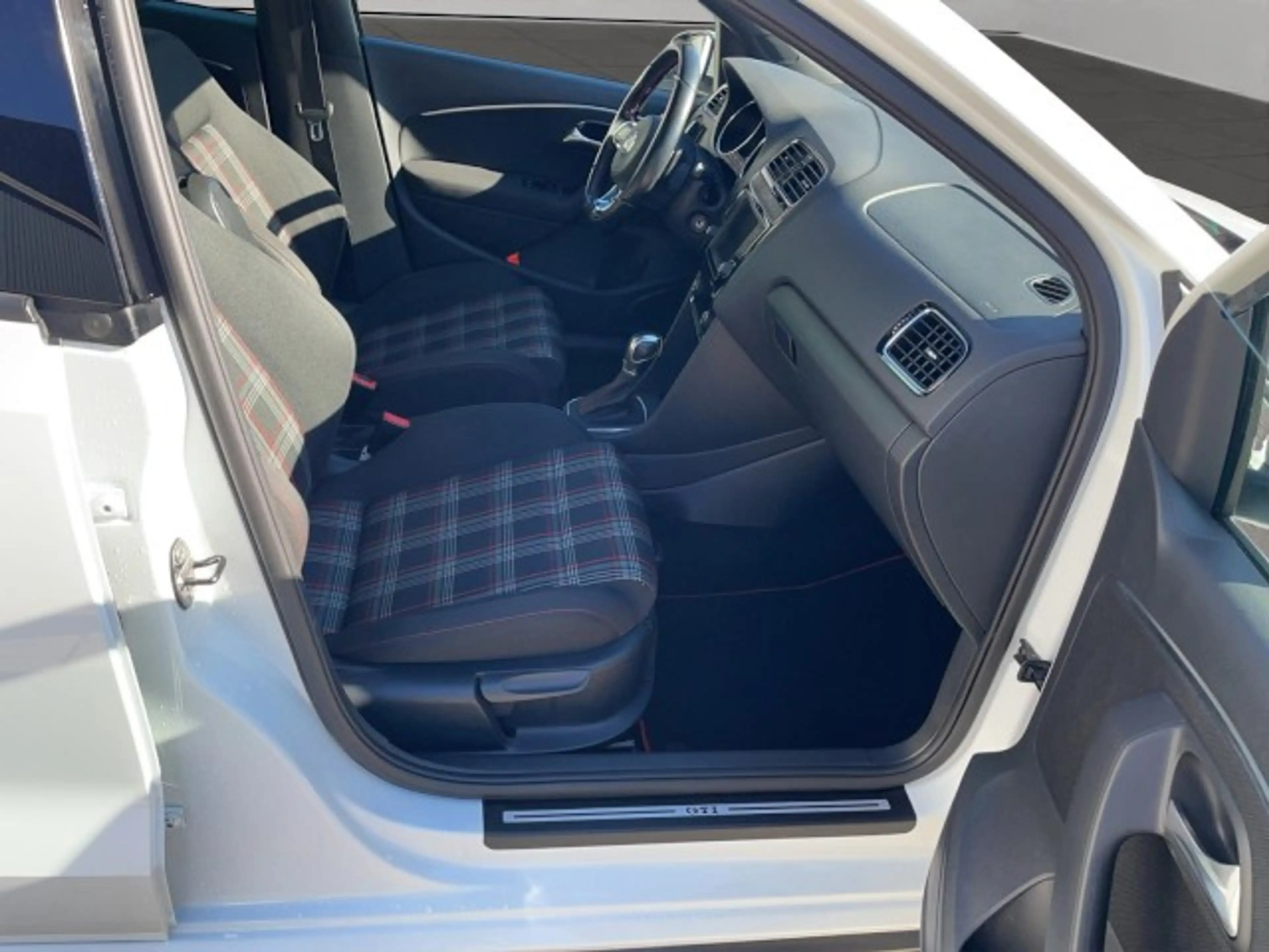 Volkswagen Polo GTI 1.8 TSI DSG LED Sport-Select Navi Pano 8-fach bere — photo 14