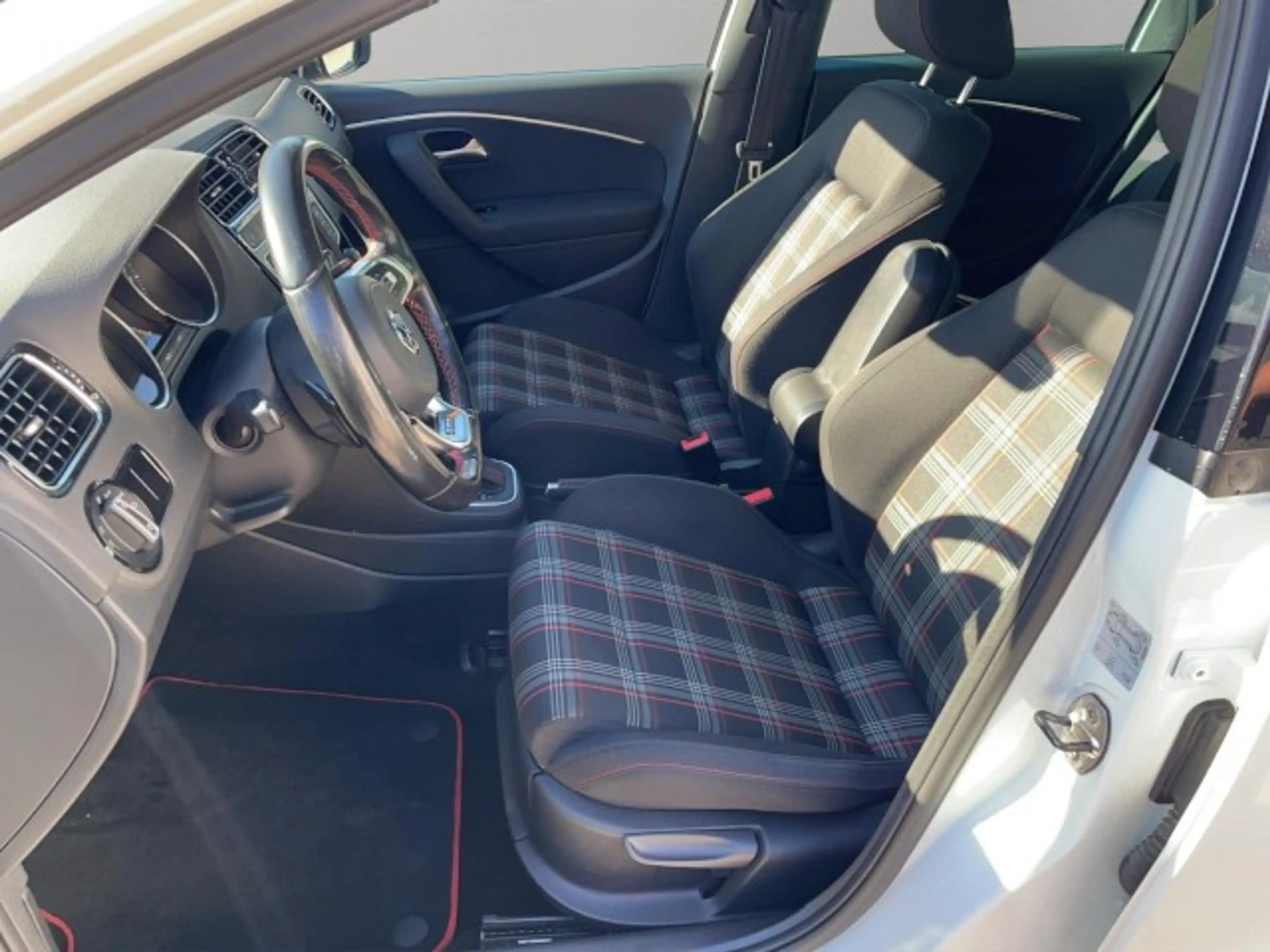 Volkswagen Polo GTI 1.8 TSI DSG LED Sport-Select Navi Pano 8-fach bere — photo 10