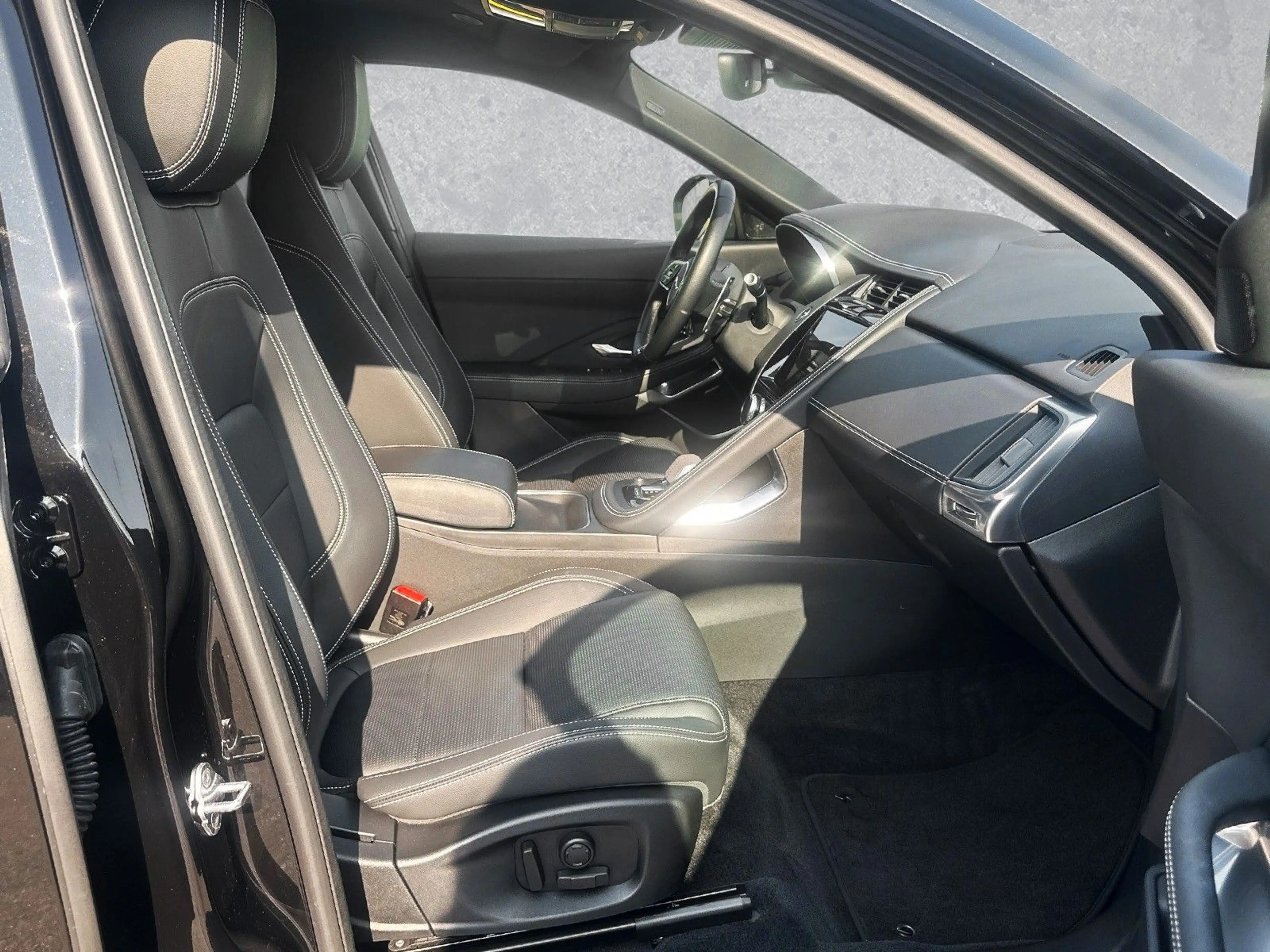 Jaguar E-Pace P300e AWD R-DYNAMIC SE ACC LED — photo 3
