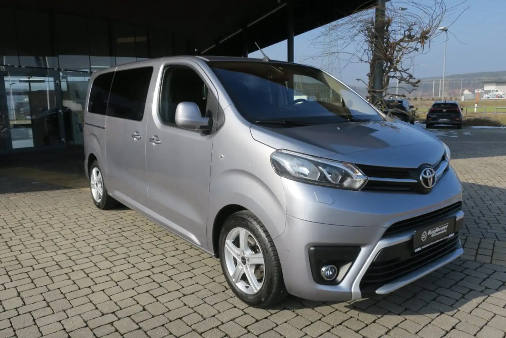 Toyota Proace Verso 2,0D 145 Medium Grau - 2