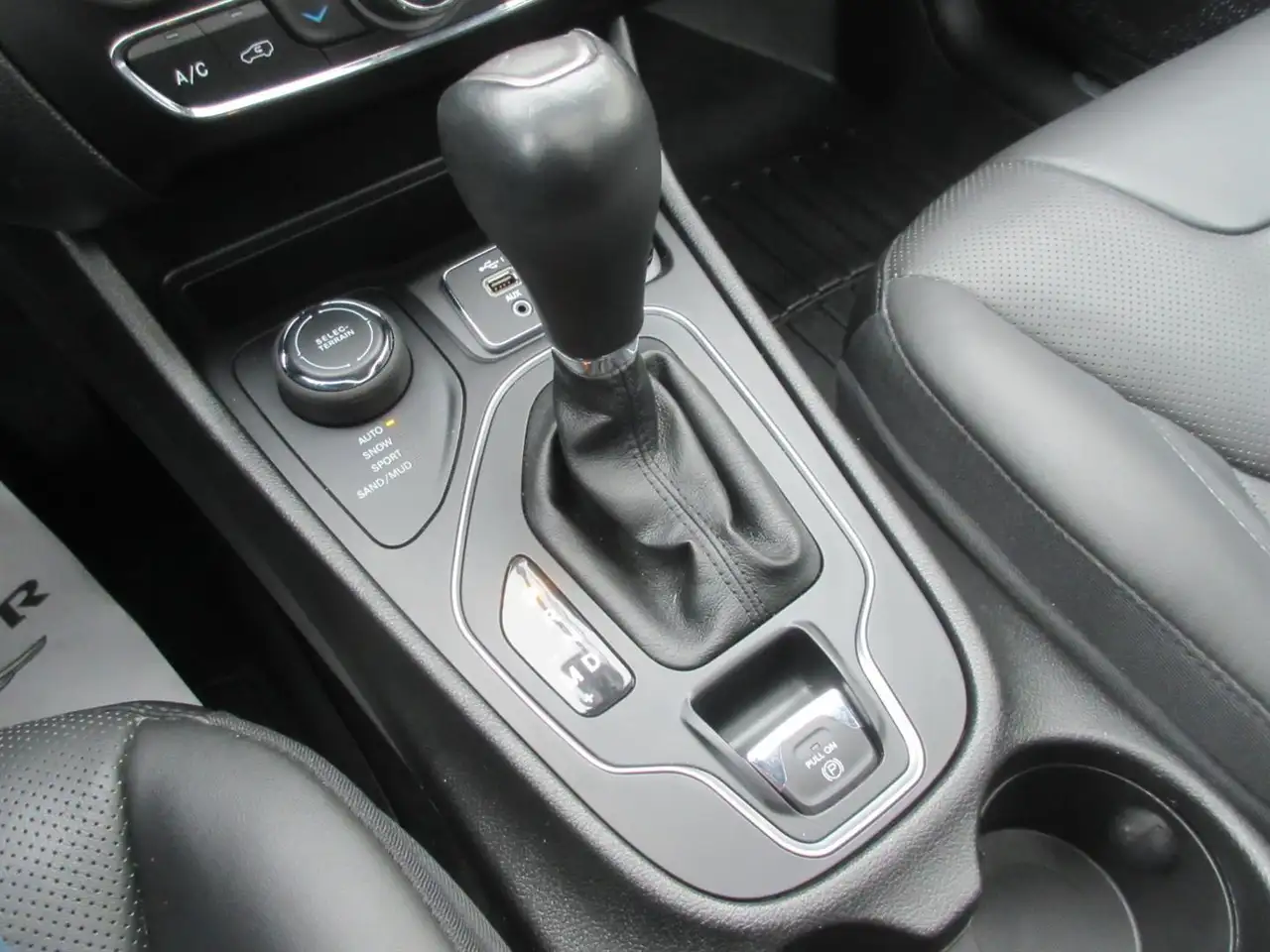 Jeep Cherokee снимка Jeep Cherokee