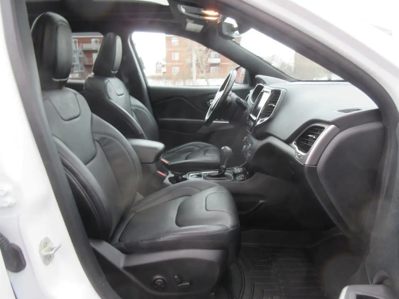 Jeep Cherokee снимка Jeep Cherokee
