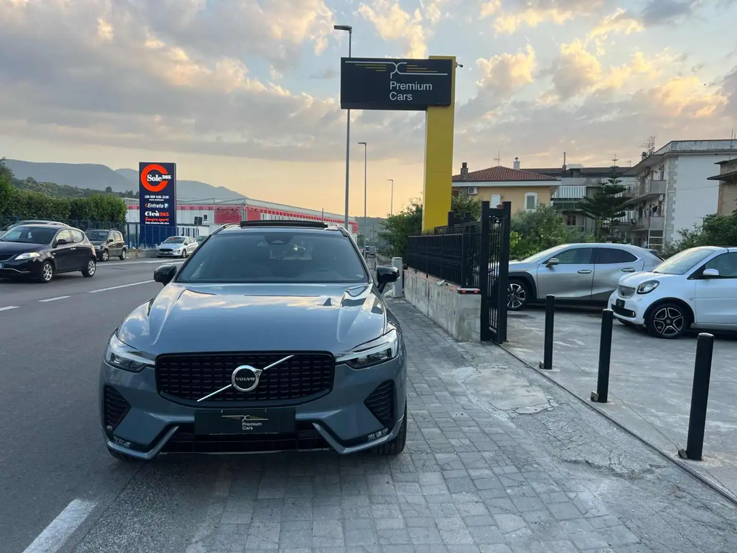 Volvo XC60 2.0 B4 (d) R-design Dark Plus AWD Grijs - 2