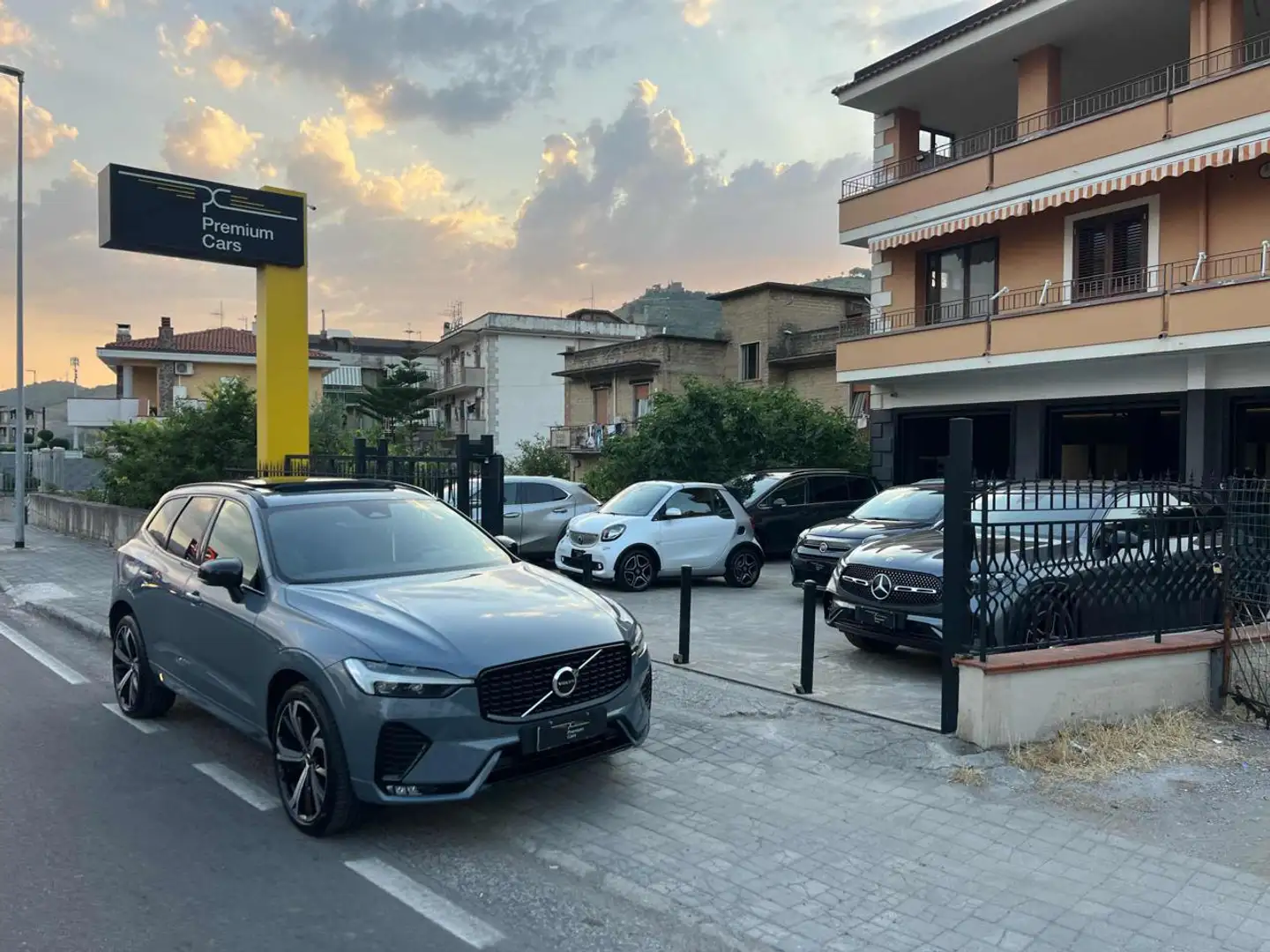 Volvo XC60 2.0 B4 (d) R-design Dark Plus AWD Grijs - 1