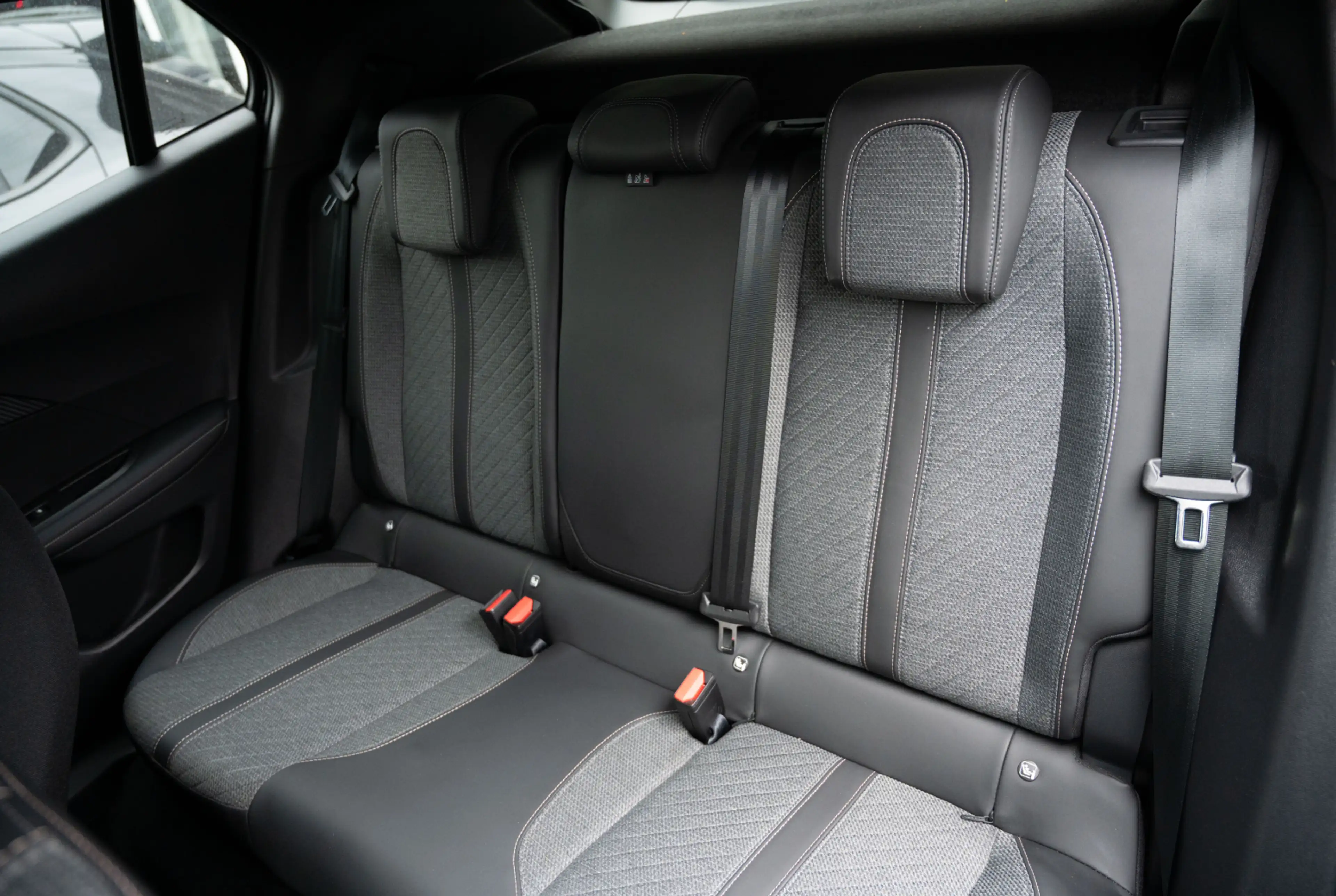 Peugeot 2008 Allure 1.2 PureTech 130 EAT8 *GW-TOP-DEAL* — photo 7